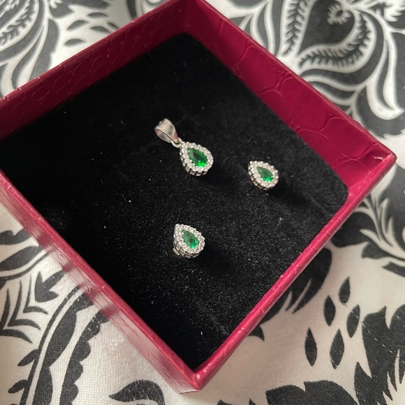 Sterling silver pendant and earring set. - Picture 2 of 6